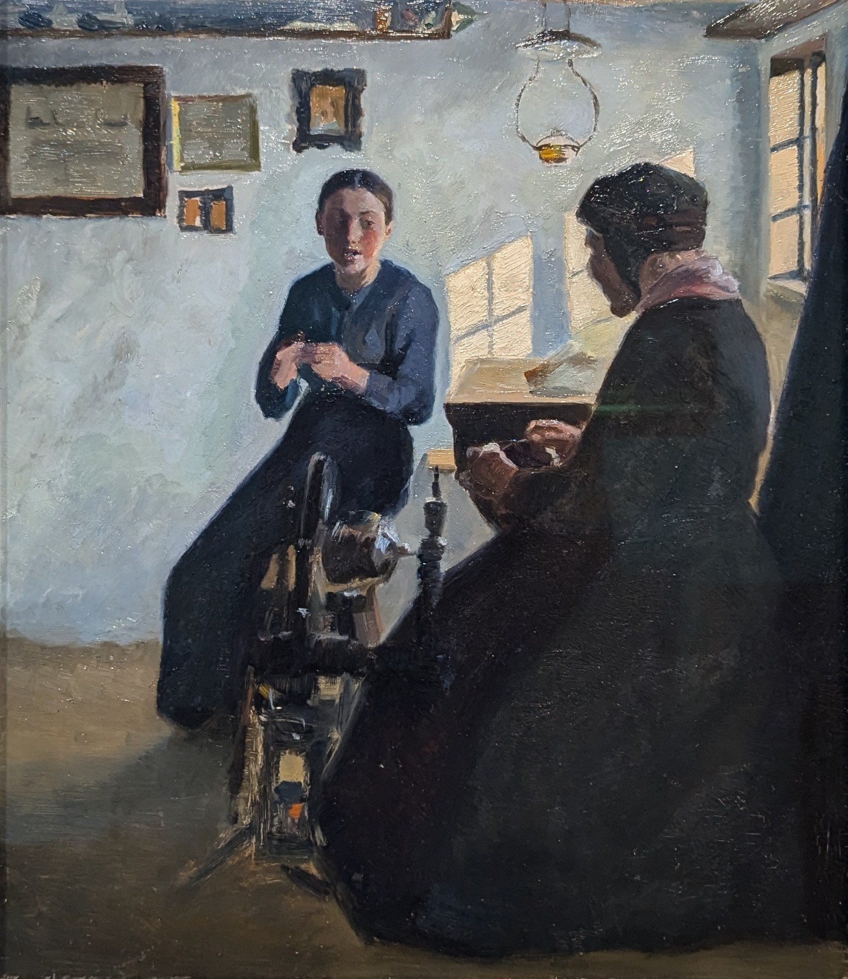 Interiør med en kvinde, der spinder by Marie Krøyer